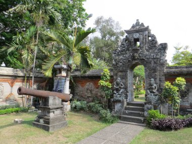 Denpasar, Endonezya - 18 Ekim 2019: Bali Müzesi 'ndeki Bali bahçesi.