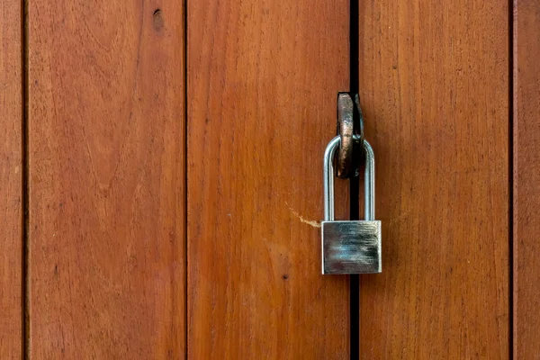 木製のドアのロック — ストック写真