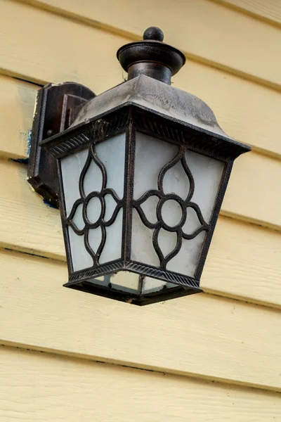 Vägg lampa på trä wall — Stockfoto