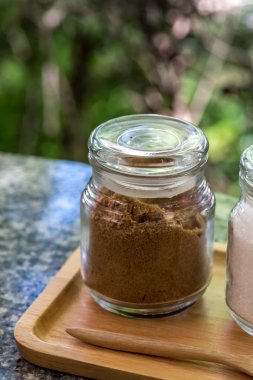 Kahverengi şeker bir şişe