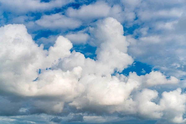 Wolk met blauwe lucht — Stockfoto