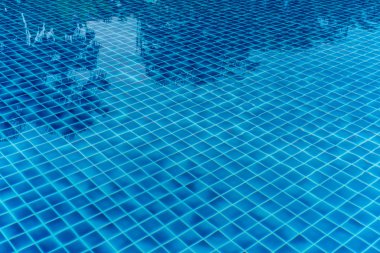 Yüzme havuzunda mavi su