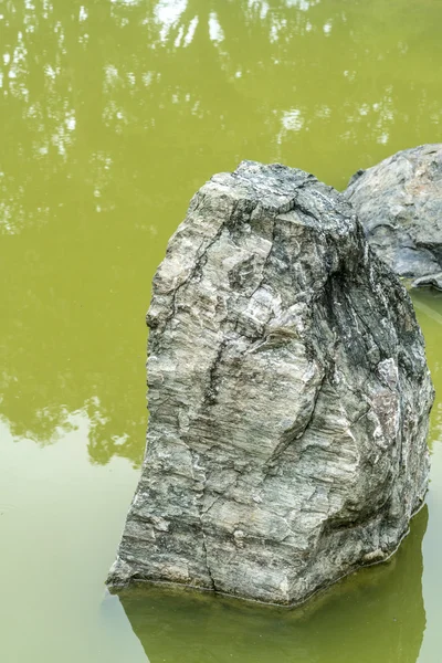 Скелі в озеро — стокове фото