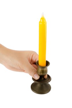 Şamdanlar sarı mum tutan el