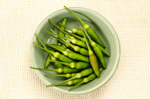 Chili verde en tazón de cerámica verde — Foto de Stock