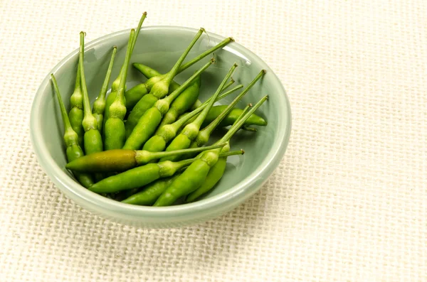 Peperoncino verde in ciotola ceramica verde — Foto Stock