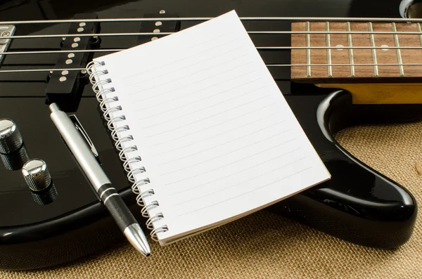 Witboek over elektrische basgitaar — Stockfoto