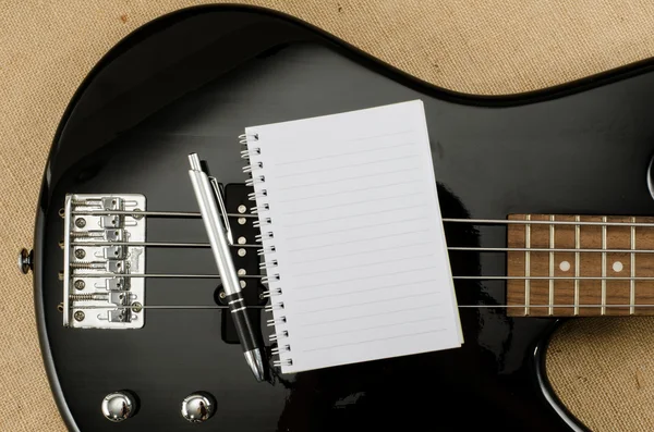 Beyaz kağıt üzerine elektrik bas gitar — Stok fotoğraf