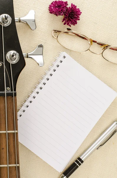 White paper on electric bass guitar — Stock Photo, Image