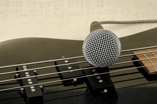 Microphone on electric bass guitar — Stock Photo, Image