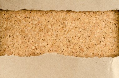 Cork arka plan üzerinde kahverengi kağıt