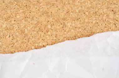 Cork arka plan üzerinde beyaz kırışıklık kağıt