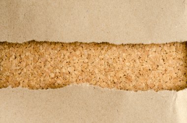 Cork arka plan üzerinde kahverengi kağıt
