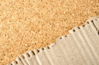 Cork arka plan üzerinde Brown oluklu kağıt