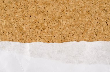 Cork arka plan üzerinde beyaz kırışıklık kağıt