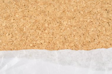 Cork arka plan üzerinde beyaz kırışıklık kağıt