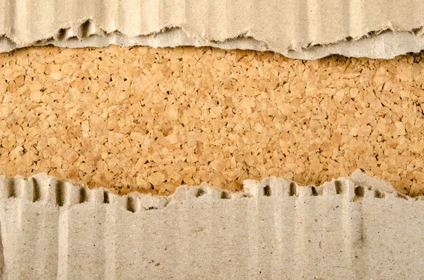 Papel ondulado marrón sobre fondo de corcho — Foto de Stock