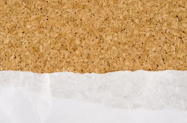 Papel de rugas branco sobre fundo de cortiça — Fotografia de Stock