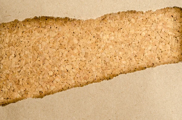 Papel marrón sobre fondo de corcho — Foto de Stock