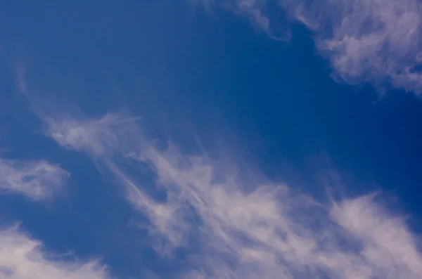 Wolken in de blauwe lucht — Stockfoto