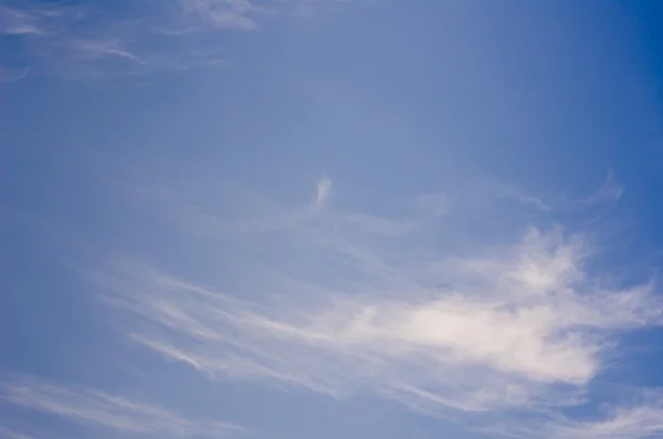 Wolken in de blauwe lucht — Stockfoto