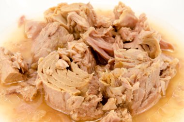 konserve ton balığı parçalarını