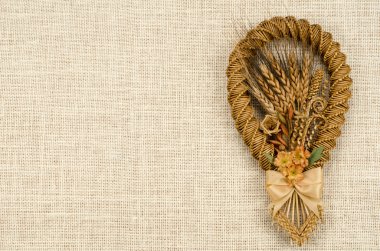 kurutulmuş ot ve arpa zanaat kahverengi kumaş üzerine