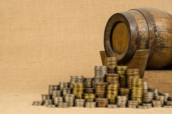 Ahşap varil ile sikke yığını