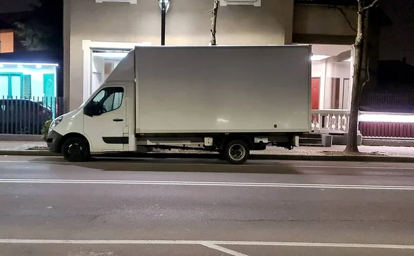 Çölde gece otoparkında çıkartması olmayan beyaz bir kamyonet.