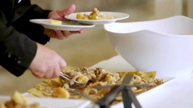 Garson karışık kızarmış büfeden porsiyonlar servis ediyor.