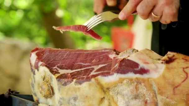 Kocken Skär Några Utmärkta Italienska Skinka — Stockvideo