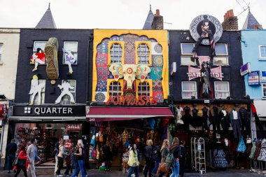 Renkli yaratıcı dükkanlar yakın Insanlar