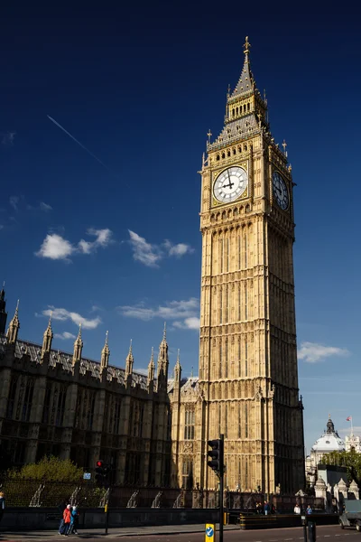 People walking around Big Ben — Stock Photo, Image