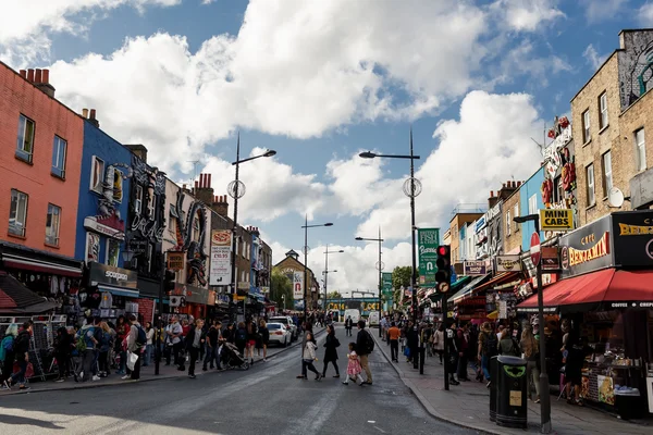 Menschen überqueren Straße in Camden Town — Stockfoto