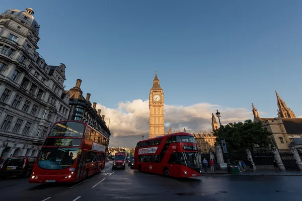 Big Ben and red double-deckers — Stock Photo, Image