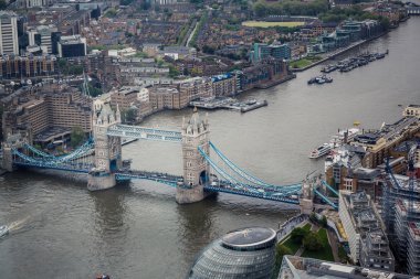kule köprü thames nehri üstünden geçiyor.