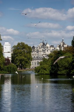 Thames Nehri'nden Londra manzarası