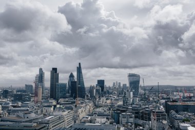 Bulutlu bir günde Shard gökdeleni