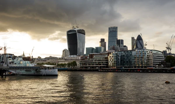 Thames and modern district in Londen — Stockfoto