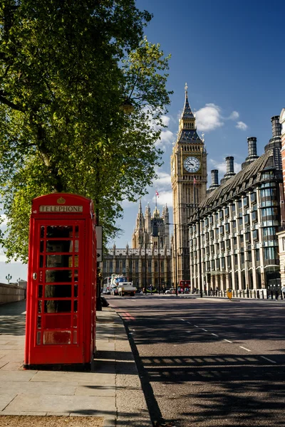 Budka telefoniczna w Londynie i big ben — Zdjęcie stockowe