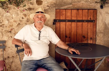 masada oturan olgun adam