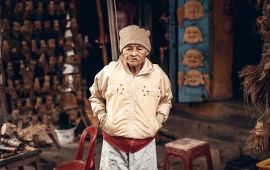 kimliği belirsiz bir Hintli kadın poz veriyor