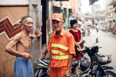 hanoi, vietnam'ın kimliği belirsiz erkeklerde.