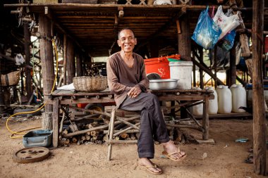tonle sap Gölü üzerinde tanımlanamayan bir Asyalı adam portresi