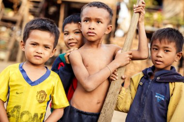 :Kampong Phluk'taki Tonle Sap Gölü'nde kimliği belirsiz bir Khmer erkek çocuğunun portresi,