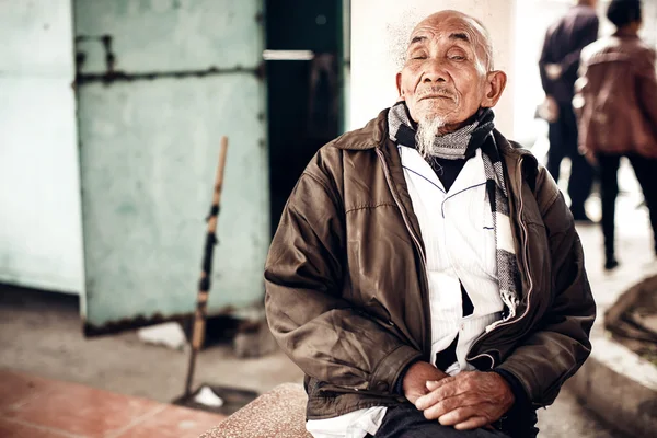 Niezdefiniowana portret staruszki w ha długi miasto — Zdjęcie stockowe