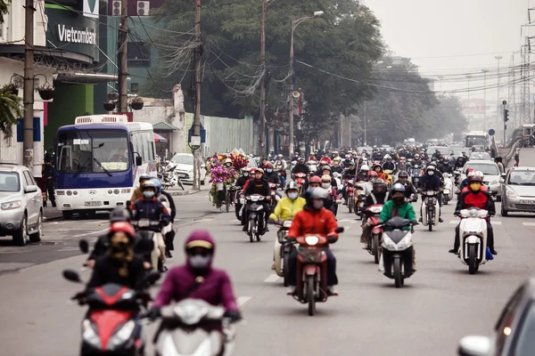 Incredibile traffico della città asiatica, cittadino di gruppo su veicolo privato nelle ore di punta — Foto Stock