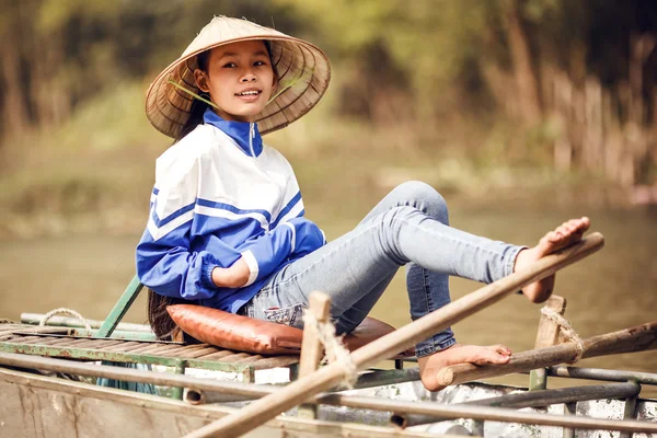 Schwimmender Markt in ha langer Bucht, Vietnam — Stockfoto