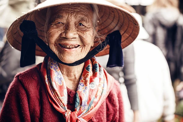 Odefinierad gammal kvinna porträtt i ha long city — Stockfoto