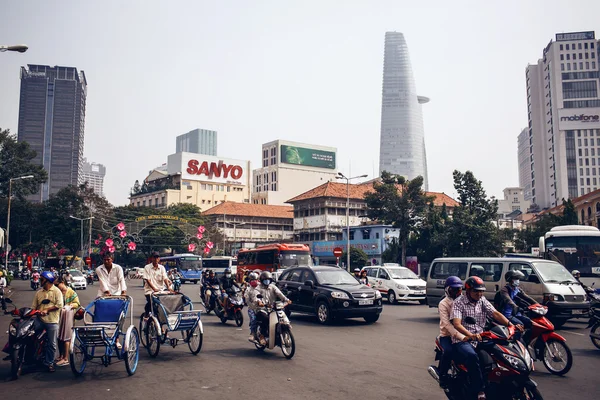 Die Straßen von Saigon sind überfüllt mit Motorrollern, Motorrädern und Fahrrädern — Stockfoto